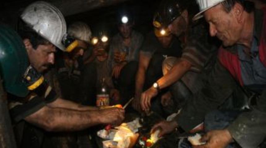 Maden iş&ccedil;ileri, yerin y&uuml;zlerce metre altında ilk sahuru yaptı