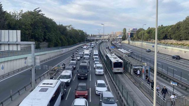 İstanbul’da trafik yoğunluğu okulların ikinci gününde arttı 1