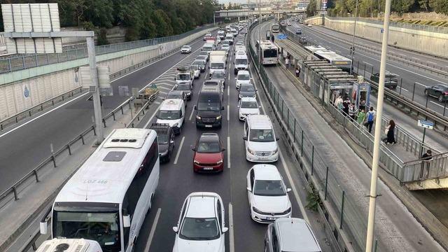 İstanbul’da trafik yoğunluğu okulların ikinci gününde arttı 3
