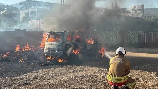 Kırıkhan’da hafif ticari araç alevlere teslim oldu
