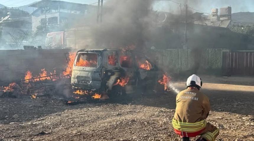 Kırıkhan&rsquo;da hafif ticari ara&ccedil; alevlere teslim oldu