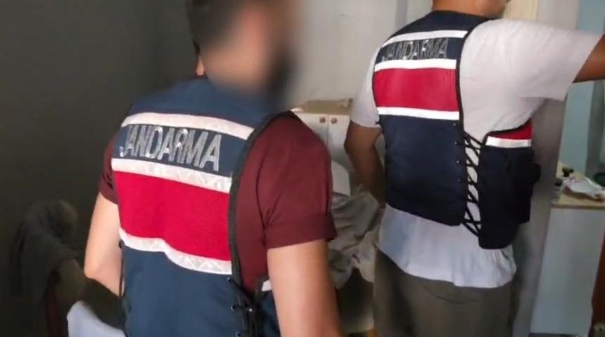 Adana&rsquo;da uyuşturucu ve silah operasyonu: 4 ş&uuml;pheli tutuklandı