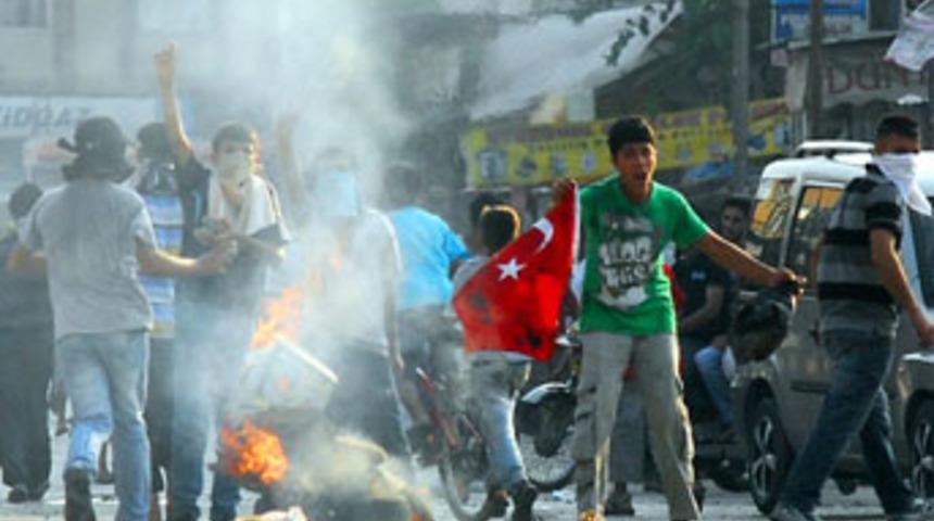 T&uuml;rk bayrağına &ccedil;irkin saldırı