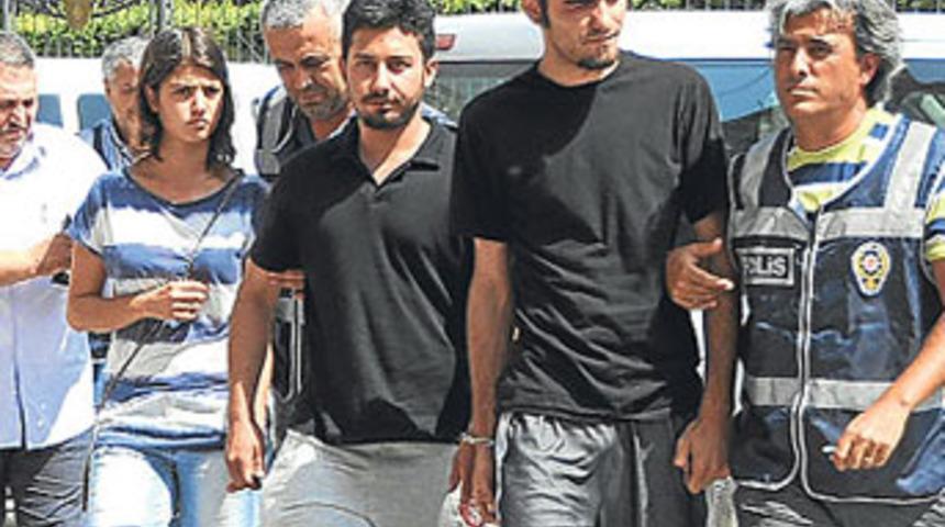 Balkondan sokağa rasgele ateş a&ccedil;tılar