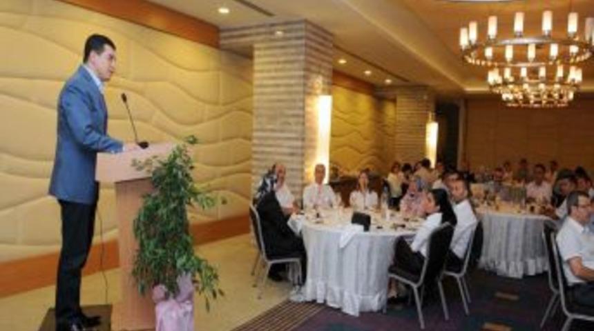 HAMLEDER'e destek veren işadamlarından T&uuml;t&uuml;nc&uuml;'ye teşekk&uuml;r plaketi