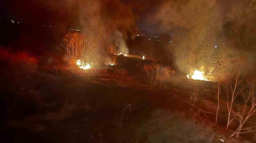 Şuhut&rsquo;ta arazi yangını korkuttu