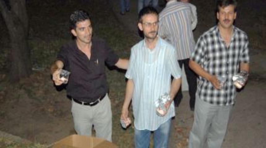 Teravih sonrası ikram ettikleri suyla, Afrika'daki a&ccedil;lığa dikkat &ccedil;ekiyorlar