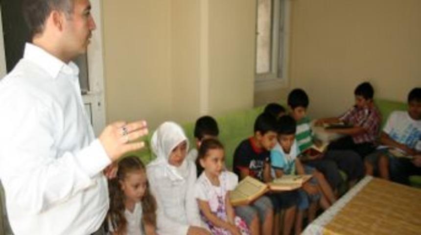 &Ccedil;ocuklara Kur&rsquo;an okumayı ilahiyle &ouml;ğretiyor