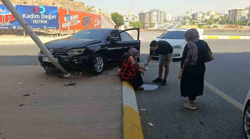 Şanlıurfa&rsquo;da iki otomobil &ccedil;arpıştı: 1 yaralı