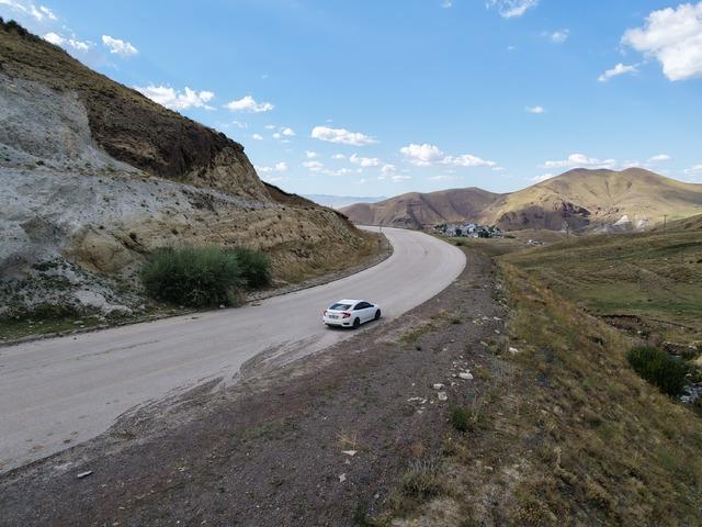 Erzurum'da gizemli yol! Arabalar kendi kendine yokuş &ccedil;ıkıyor