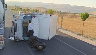 Hasankeyf&rsquo;te kamyonet devrildi: 2 yaralı
