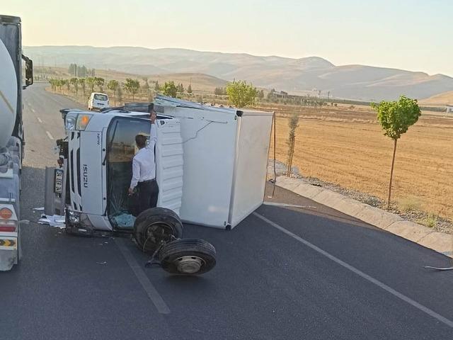Hasankeyf&rsquo;te kamyonet devrildi: 2 yaralı