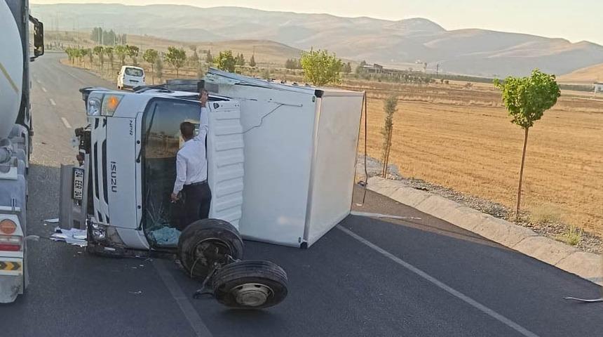 Hasankeyf&rsquo;te kamyonet devrildi: 2 yaralı