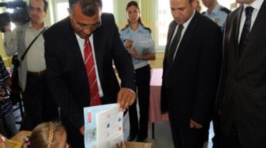 &Ouml;ğrenciler trafik kurallarını okul zeminindeki işaretlerden &ouml;ğrenecek