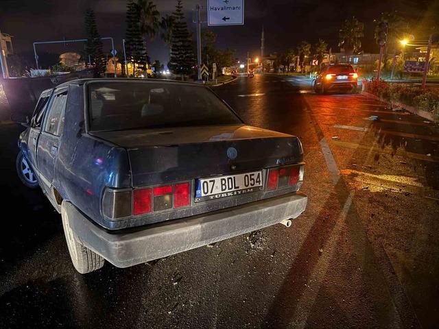 Gazipaşa&rsquo;da alkoll&uuml; s&uuml;r&uuml;c&uuml; kaza yaptı: 2 yaralı 5