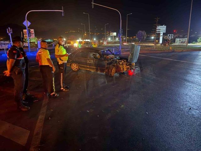 Gazipaşa&rsquo;da alkoll&uuml; s&uuml;r&uuml;c&uuml; kaza yaptı: 2 yaralı 4