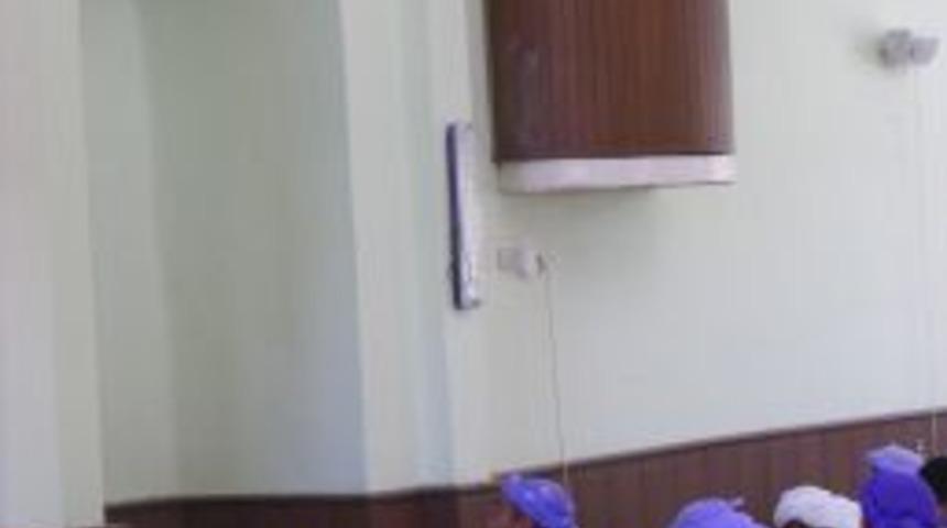 İmam hutbeye kask ile &ccedil;ıktı