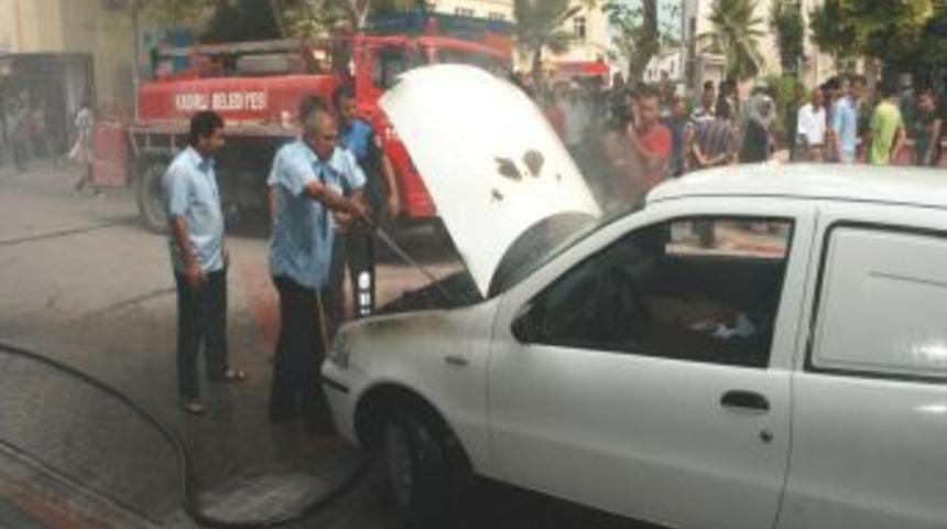 Otomobil yangını panik yaşattı