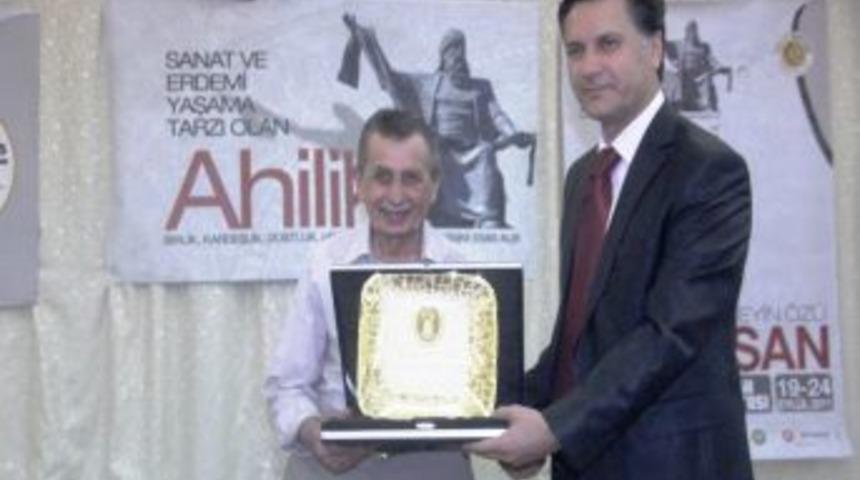 65 yıllık berbere yılın Ahilik &ouml;d&uuml;l&uuml; verildi