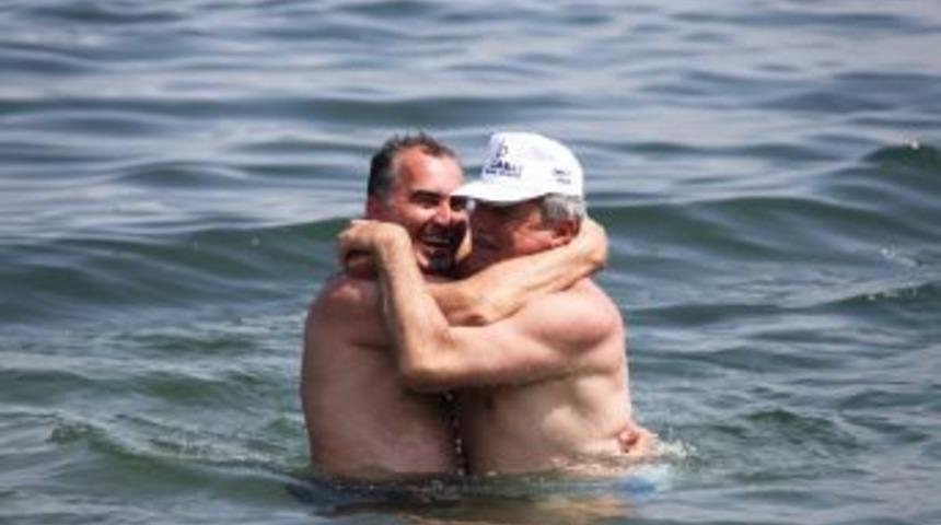 Baş pehlivanlar denizde g&uuml;reş tuttu