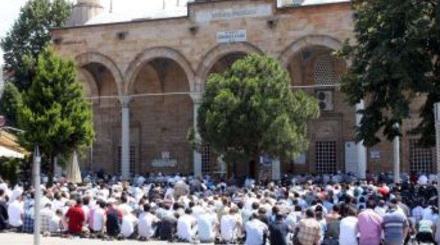 Ramazan'ın son Cuması'nda vatandaşlar camilere akın etti