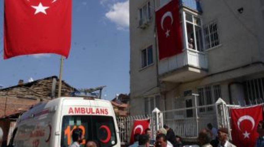 Malatya şehidine ağlıyor