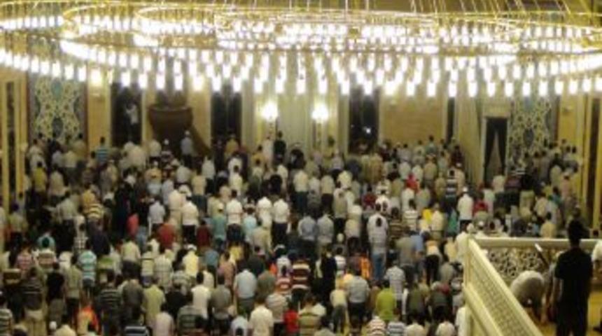 T&uuml;rkiye&rsquo;nin 3&rsquo;nc&uuml; b&uuml;y&uuml;k camisinde ilk teravih coşkusu