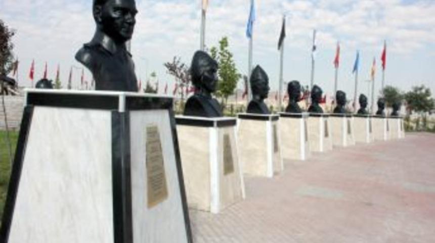 Şehitler Parkı'ndaki T&uuml;rk b&uuml;y&uuml;klerinin anıtları yenilendi