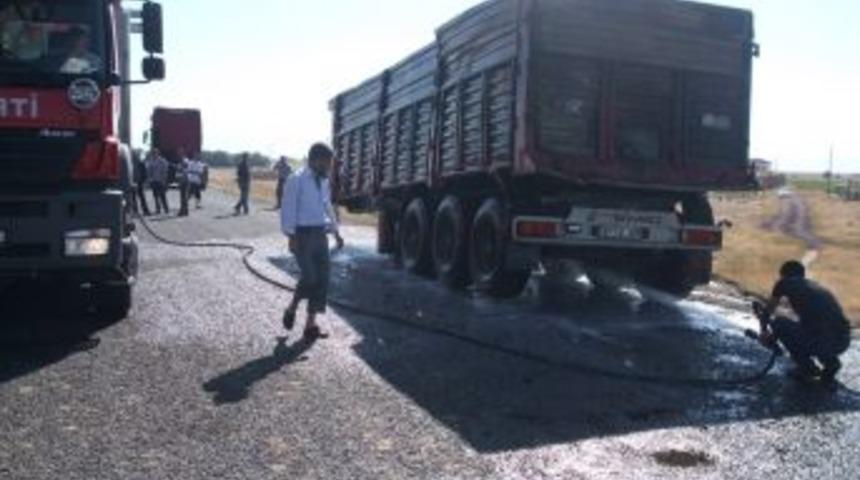 Yanan TIR'daki 25 ton ak&uuml; k&uuml;l oldu