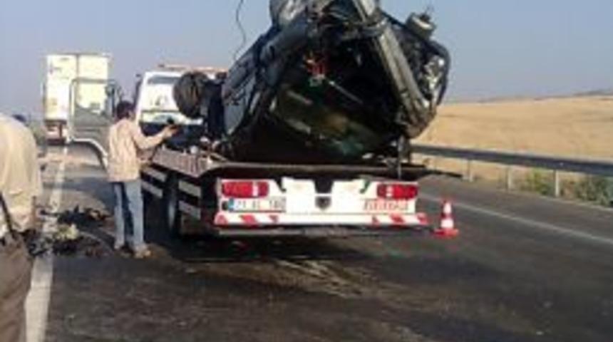 Gurbet&ccedil;i aileyi taşıyan otomobil TIR'la &ccedil;arpıştı: 3 &ouml;l&uuml;, 3 yaralı