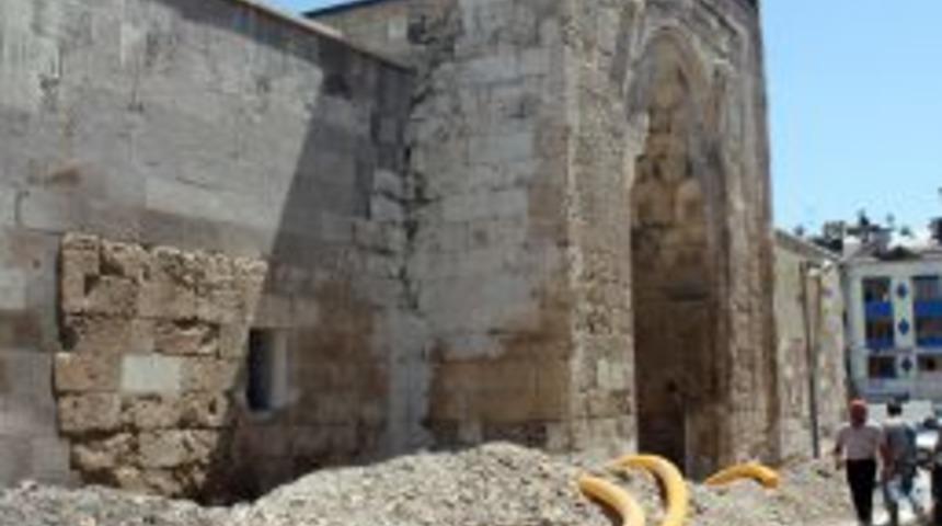 Tarihi eserin restorasyonu i&ccedil;in evini, arabasını ve d&uuml;kkanını sattı