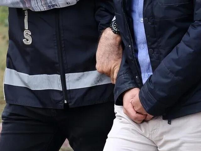2 şube m&uuml;d&uuml;r&uuml;, 1 komiser tutuklandı