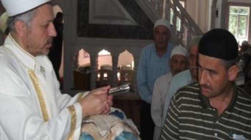 Alanyalılar Sakal-ı Şerif'i g&ouml;rmeye camiye koştu