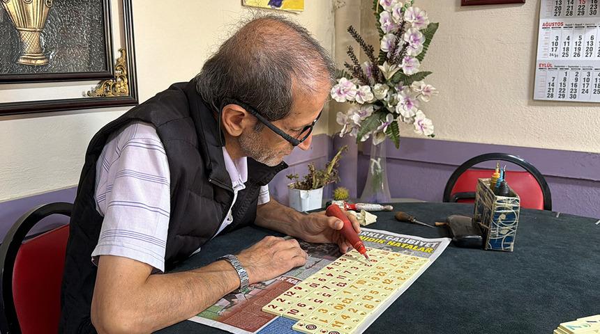 700 kahvehanenin bulunduğu kentte onu tanımayan yok! Ekmeğini 'taştan' &ccedil;ıkarıyor