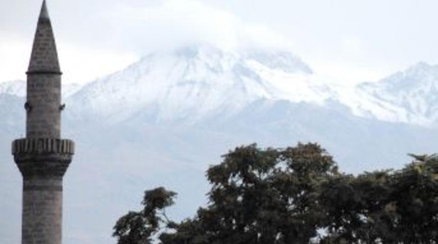 Erciyes Dağı'na mevsimin ilk karı yağdı