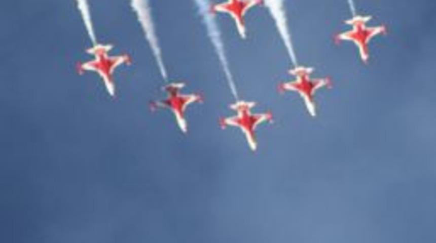 T&uuml;rk Yıldızları'nın g&ouml;sterisi nefesleri kesti