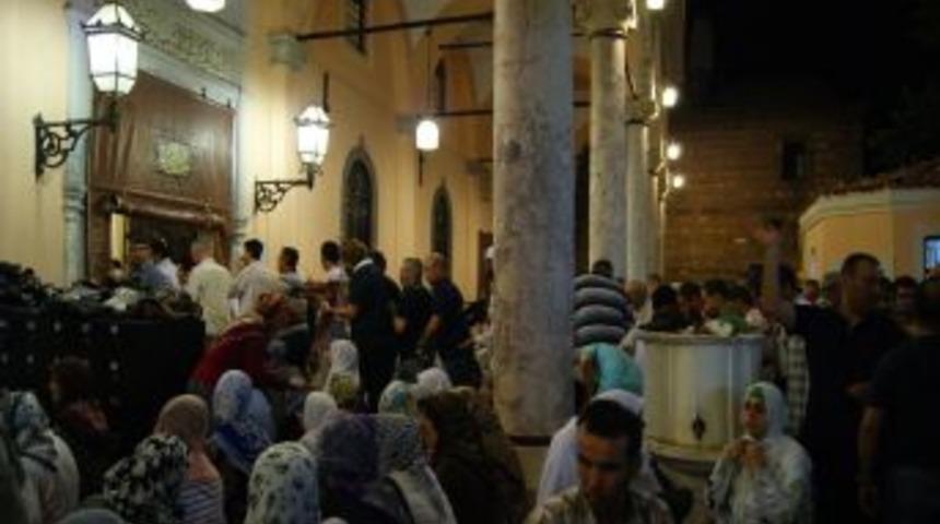 İzmirliler, Kadir Gecesi'nde Hisar Camii'ne akın etti