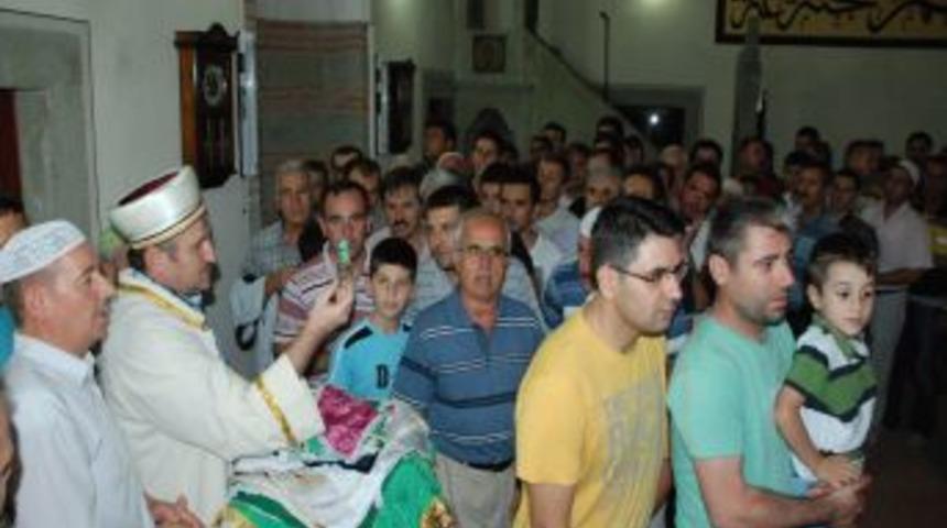 Sakal-ı Şerif'i ziyaret etmek isteyenler uzun kuyruk oluşturdu