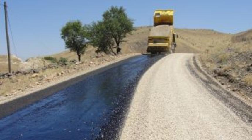 Kavurucu sıcağa rağmen yol yapıyorlar