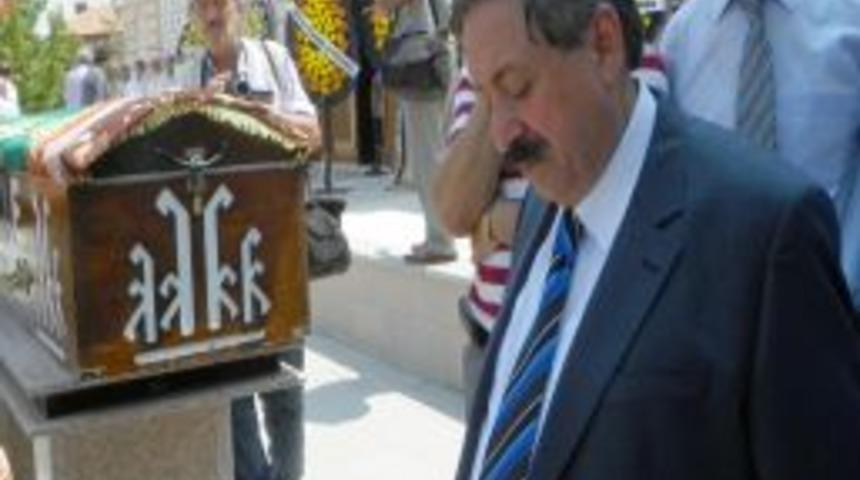 Eski ve yeni bakanlar Oğuz Kağan K&ouml;ksal'ı acı g&uuml;n&uuml;nde yalnız bırakmadı