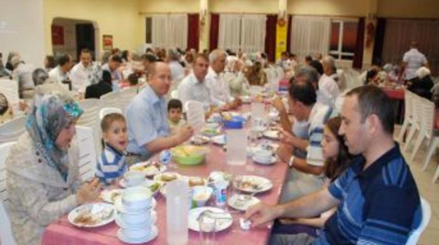 T&uuml;rk okulu &ouml;ğretmenlerinin aileleri, iftarda buluştu