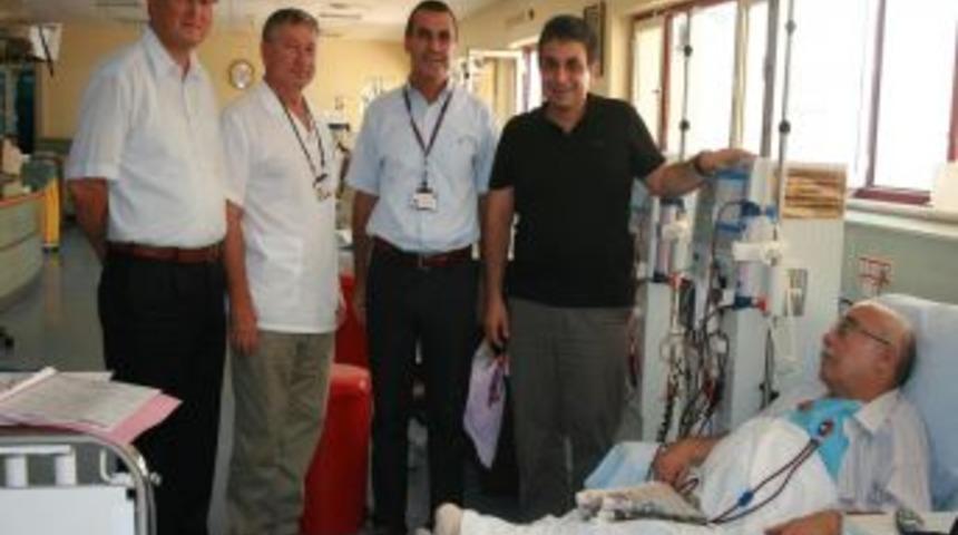 Babasının anısına eğitim g&ouml;rd&uuml;ğ&uuml; hastaneye hemodiyaliz cihazı bağışladı