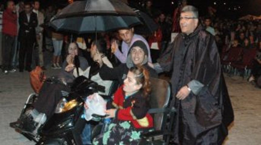 Emniyet m&uuml;d&uuml;r&uuml;, yağmurda ıslanmasınlar diye şemsiyesini engellilere verdi