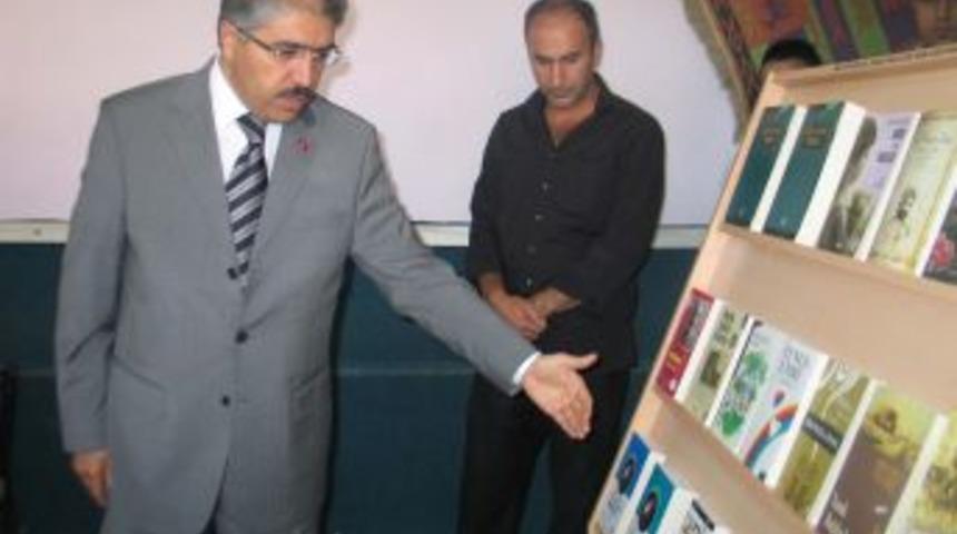 Muş Valiliği kahvehanelere mini k&uuml;t&uuml;phane kurdu