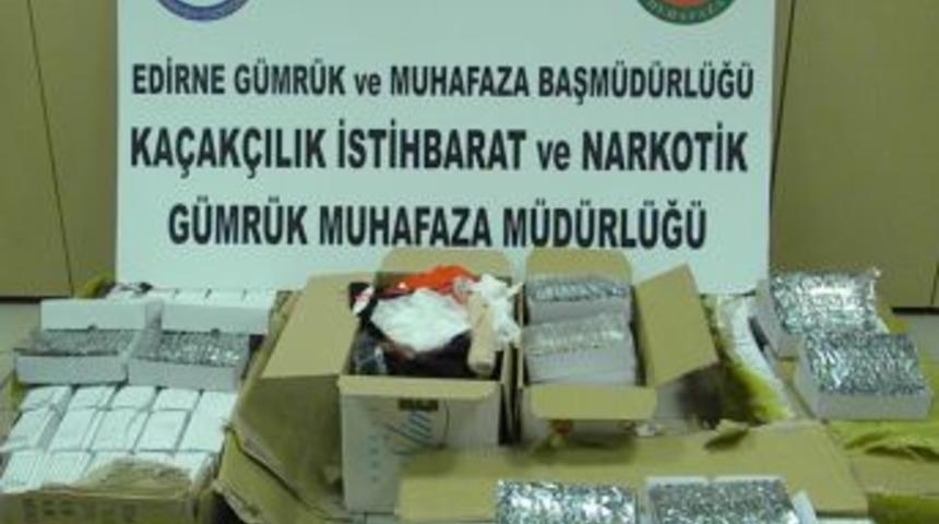 Sırt &ccedil;antasında ka&ccedil;ak k&ouml;pek taşırken yakalandı