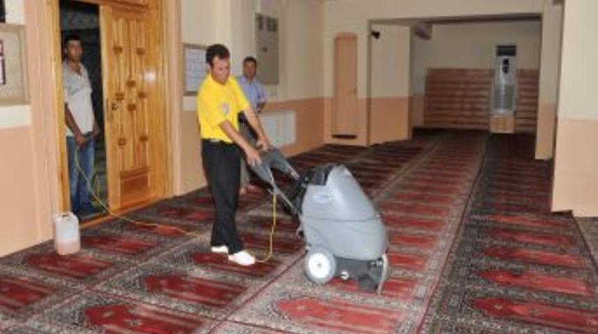 Camilerde Ramazan temizliği s&uuml;r&uuml;yor