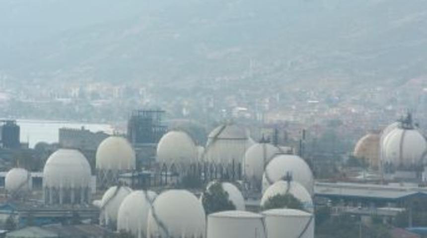 T&Uuml;PRAŞ&rsquo;a d&uuml;şen yıldırım b&uuml;y&uuml;k korku yaşattı