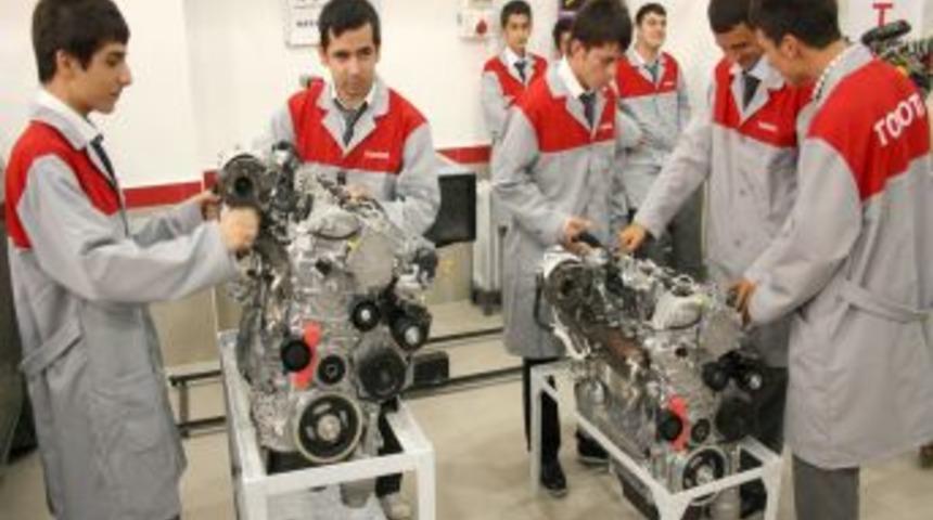 Toyota T&uuml;rkiye, meslek lisesine 2 yeni otomobil verdi