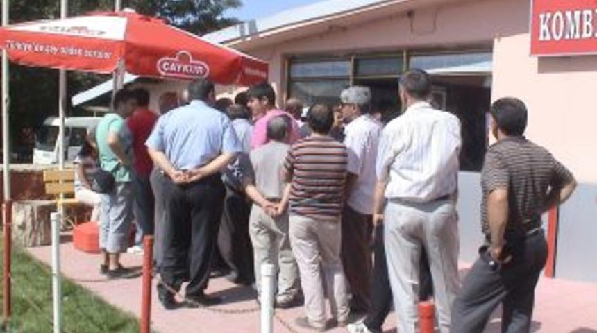 Ucuz et almak isteyen vatandaş, EBK &ouml;n&uuml;nde uzun kuyruk oluşturdu