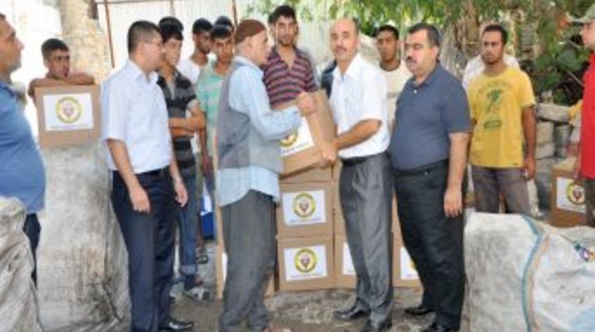 Belediyeden kağıt toplayan &ccedil;ocuklara gıda yardımı